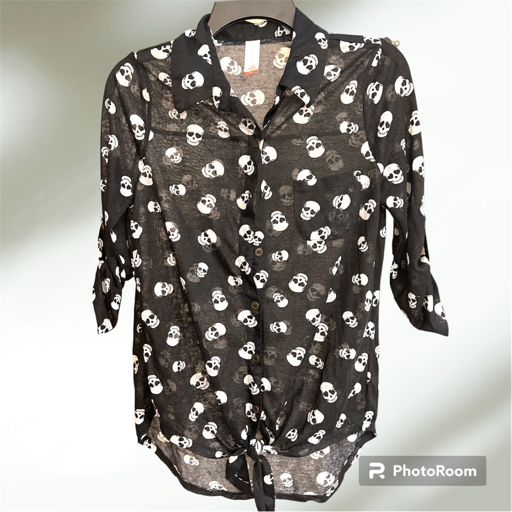 Skull Black and White Too Size Medium
